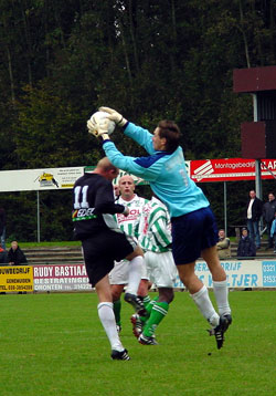 De doelman van ASVD David Laanstra plukt de bal net voor Andr&eacute; de Boer weg. (Foto Helmich Lubberts)